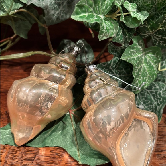 BOMBAY COMPANY VINTAGE SEA SHELL GLASS ORNAMENTS
(4 large) - Picture 12 of 16